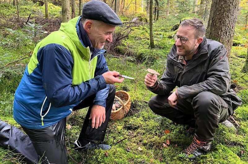 Von Joachim Erk (li.), Pilzsachverständiger aus Bad Wildbad, erfährt Sören Anders alles über die heimischen Pilze. – Bild: SWR/​Norbert Lübbers