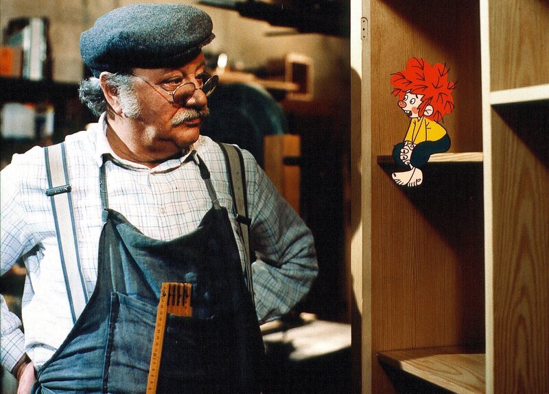 Meister Eder (Gustl Bayrhammer) und sein Pumuckl. – Bild: MDR/​BR/​Infafilm/​Original-Entwurf Barbara von Johnson