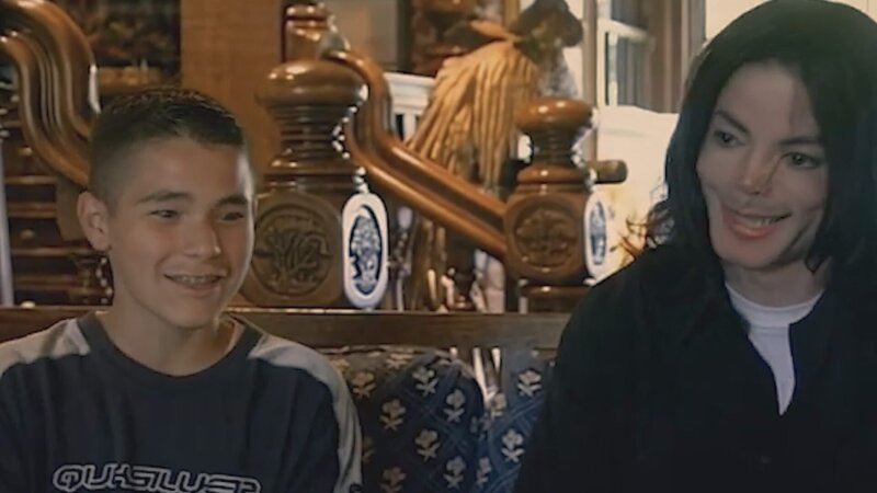 Medialer Paukenschlag: 2003 erklärt Gavin Arvizo in einer TV-Dokumentation, er habe in Michael Jacksons Bett geschlafen. – Bild: ZDF