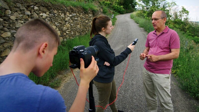 Historiker Robert Streibel im Interview durch die Schülerinnen der Graphischen, Marlena Stolze und Simon Effenberger. – Bild: ORF /​ WR Film & FlairFilm /​ Walter Reichl