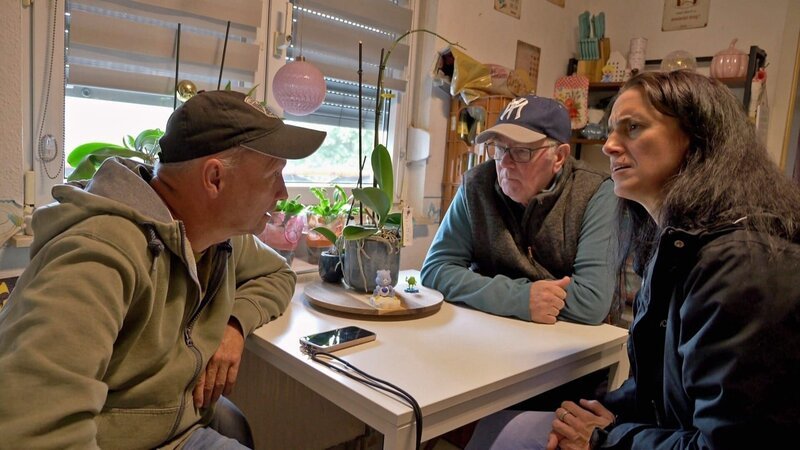 Michael (li.) und Lothar suchen mitten in den Baracken einen Stellplatz für einen Wohnwagen. Und Ella (re.) kennt die Nummer des Mannheimer Kundenservicecenters. Die telefonische Anfrage übernimmt Michael aber persönlich. – Bild: RTLZWEI