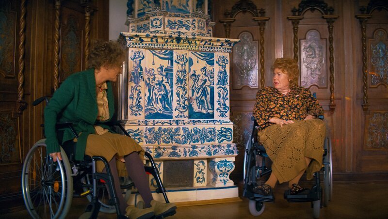 Flo (Caro Cult, l.) und Ivy (Palina Rojinski, r.) finden sich in einem Albtraum wieder. – Bild: ZDF und Anne Bolick