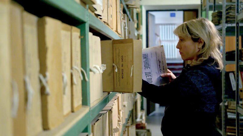Darya Krenova folgt in den Moskauer Archiven den Spuren ihres Großvaters Ilja Trauberg. – Bild: rbb/​Magic Mountain Ltd.