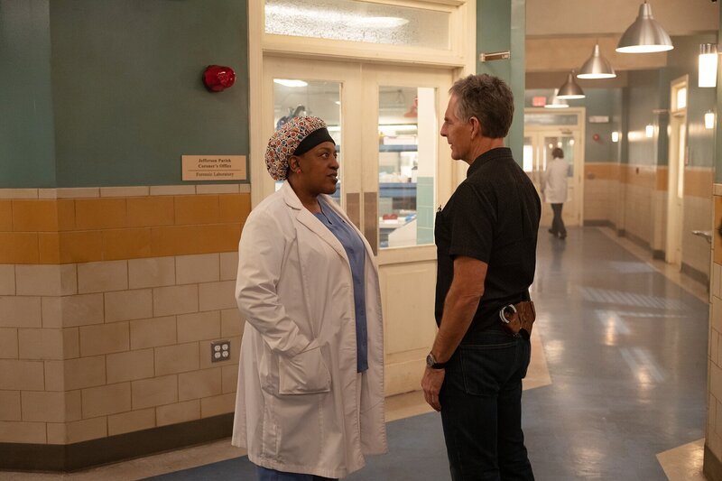 Dr. Loretta Wade (CCH Pounder, l.); Special Agent Dwayne Pride (Scott Bakula, r.) – Bild: CBS Broadcasting Inc. /​ Sam Lothridge