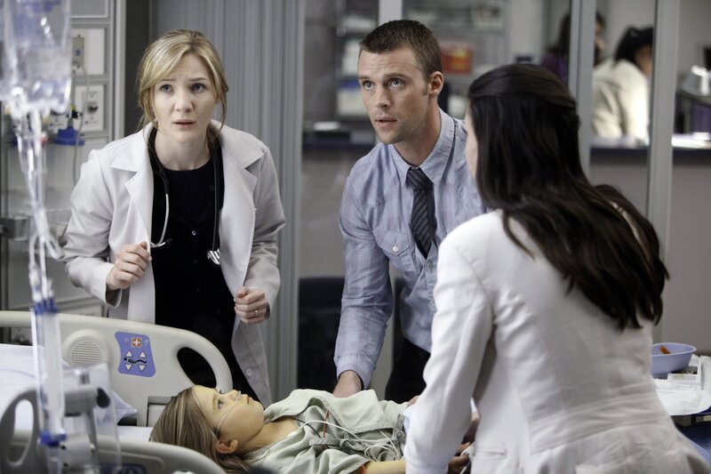 Steckt hinter der Krankheit der kleinen Emily (Rachel Eggleston, liegend) etwa Manipulation durch die Mutter (Jessica Collins, l.)? Chase (Jesse Spencer, 2.v.l.) und Adams (Odette Annable, r.) machen eine offenbarende Entdeckung … – Bild: Adam Taylor