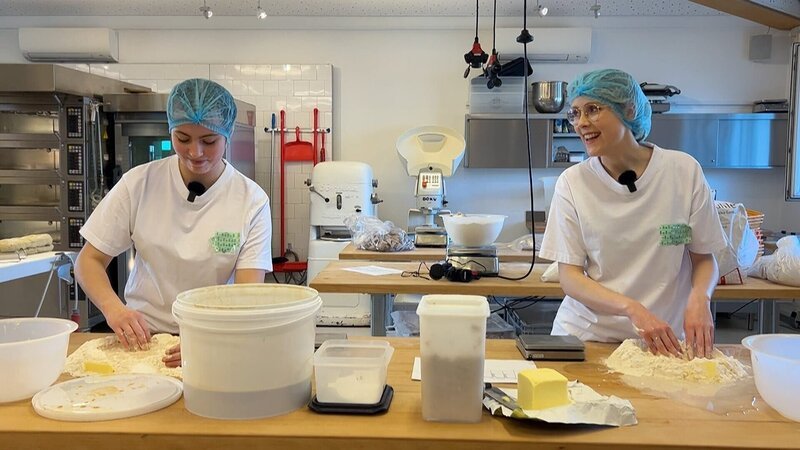 Isabella und Lena mischen einen Teig an. – Bild: ORF