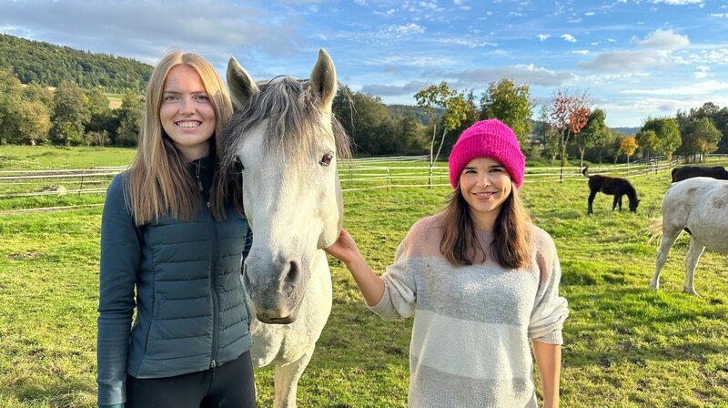 Hof-Chefin Leonie (links) und Anna besuchen Connemara-Hengst Dark Diamond auf der Koppel. (Leonie Biewendt). Weiteres Bildmaterial finden Sie unter www.br-foto.de. – Bild: BR/​Text und Bild Medienproduktion GmbH & Co. KG/​Katja Schübl