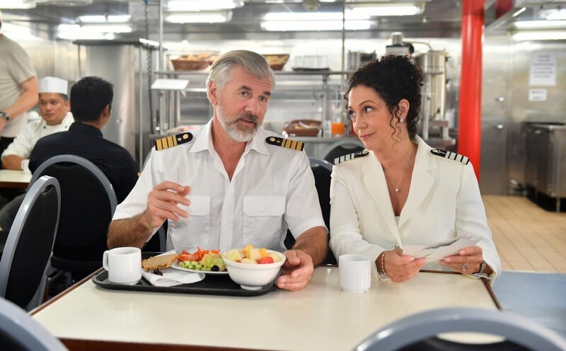 Eine ruhige Minute für die «Traumschiff»-Besatzung: Daniel Morgenroth als Staff-Kapitän Martin Grimm, Barbara Wussow als Hanna Liebhold – Bild: ZDF studios