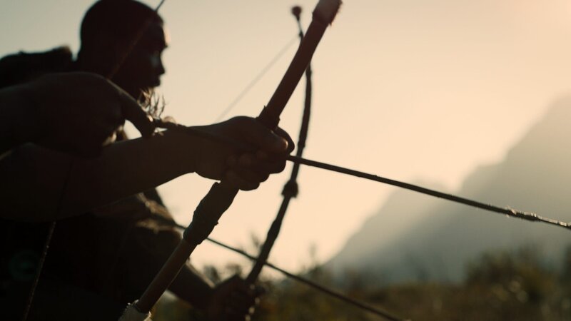 Mit der Erfindung von Pfeil und Bogen beweist Homo sapiens Erfindungsgeist und technisches Know-how. – Bild: ZDF