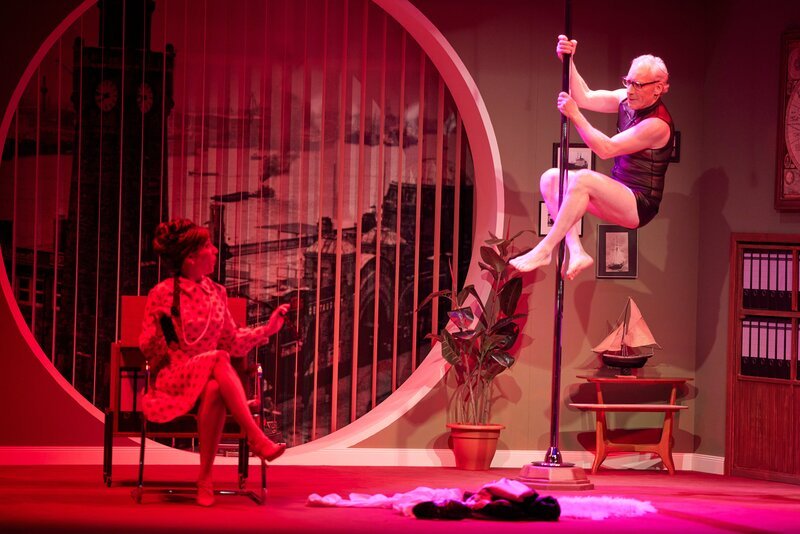 Auch ein Steuerprüfer (Christian Seeler) kann ein Geheminis haben. Sehr zur Überraschung von Ilse Kleffer (Christin Deuker) schwingt er sich gekonnt auf ihre Tanzstange. – Bild: Martina Bogdahn /​ BR