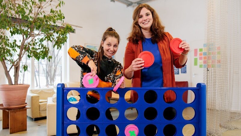 Von links: Checkerin Marina mit Entwicklungspsychologin Jeanine Grütter vor einem Vier gewinnt-Spiel. – Bild: BR/​megaherz gmbh/​Ursula Freudling