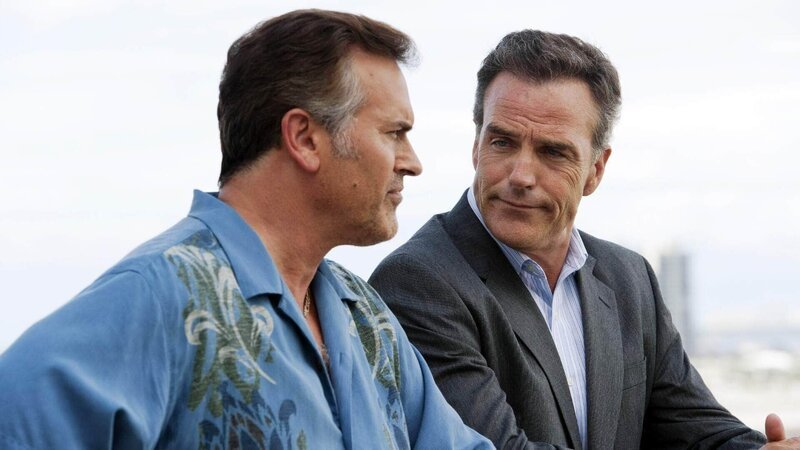 Morris (Richard Burgi, r.) schlägt Sam (Bruce Campbell) einen Deal vor: Er soll einen Truck mit einer vermeintlichen Champagner-Ladung stehlen … – Bild: RTL /​ USA Network