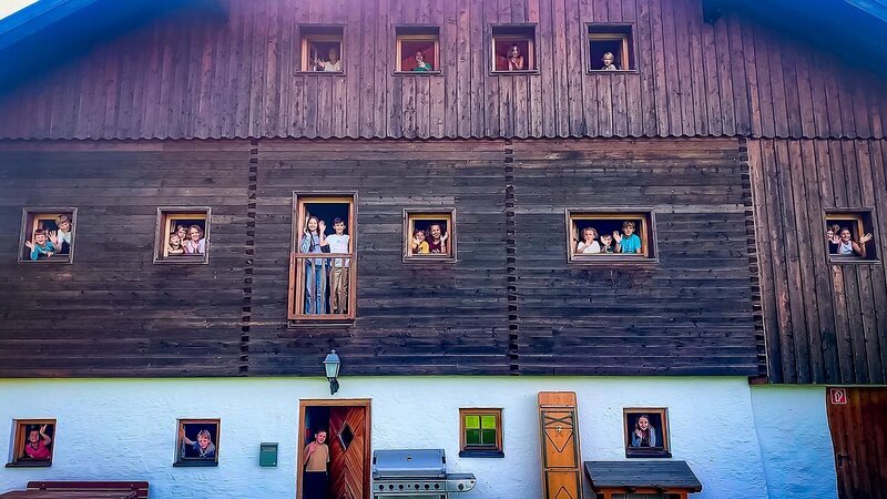 Die Kinder des Salzburger Hirten-Advents zeigen bei ihrem Probenwochenende, wie „Paschen“ geht. – Bild: ORF/​Soleil Film