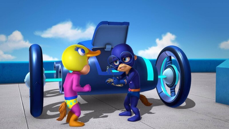 Alvin (l.) und Simon besteigen als Superhelden für den Wettbewerb das von Simon entworfene Munk-Mobil. – Bild: SUPER RTL