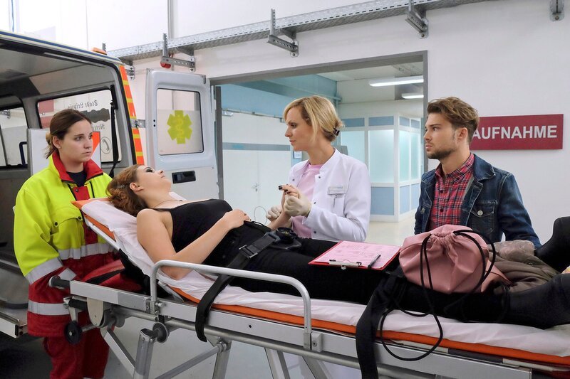 Kris Haas (Jascha Rust) hatte eine Verabredung mit einer ehemaligen Mitschülerin, die er zufällig vor der Klinik getroffen hat. Schnell stellte sich heraus, dass Lilith Schade (Linda Blümchen) nur ihren Freund mit Kris eifersüchtig machen wollte. – Bild: MDR/​Saxonia Media/​Kiss