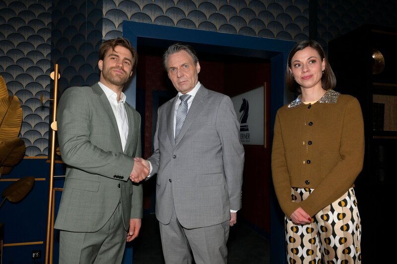 Die Gerners Julian (Onno Buß, l.), Jo Gerner (Wolfgang Bahro) und Matilda (Anna-Katharina Fecher) demonstrieren in schwierigen Zeiten Zusammenhalt. – Bild: @RTL
