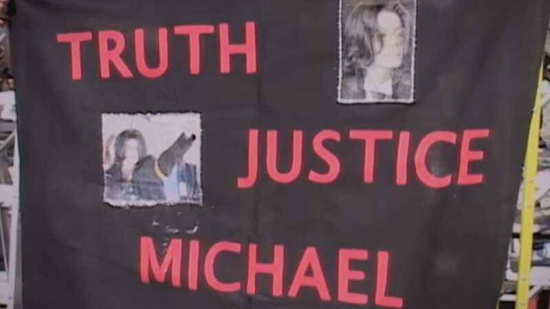 Wahrheit, Gerechtigkeit, Michael? Fans fordern mit Transparenten Gerechtigkeit für den „King of Pop“. – Bild: Wonderhood Studios /​ ZDF