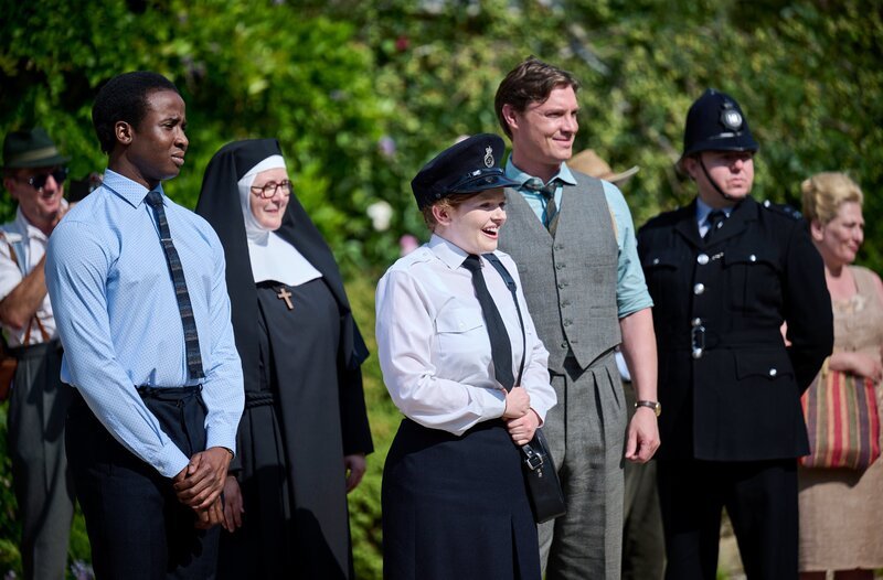 Felix Livingstone (Jerry Iwu), Sister Boniface (Lorna Watson), Peggy Button (Ami Metcalf), Sam Gillespie (Max Brown) – Bild: WDR/​BBC Studios