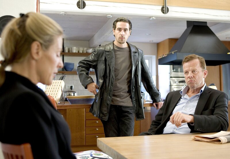 Kommissar Wallander (Krister Henriksson) und sein Kollege Stefan Lindman (Ola Rapace) haben einige Fragen an die Software-Unternehmerin Carolina Magnusson (Anna von Rosen). – Bild: „ARD Degeto/​Lars Høgsted „ (S 2)