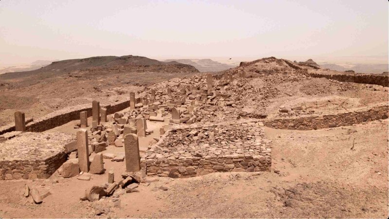 Der Tempel von Sarabit al-Chadim auf der Sinai-Halbinsel ist der Göttin Hathor gewidmet. In der Anlage finden sich zahlreiche Stelen mit Inschriften. – Bild: ZDF und BBC Studios