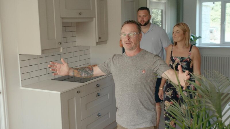 (v.l.n.r.) Mark Millar; Aled; Danielle – Bild: PI PRODUCTIONS LIMITED 2021 Lizenzbild frei