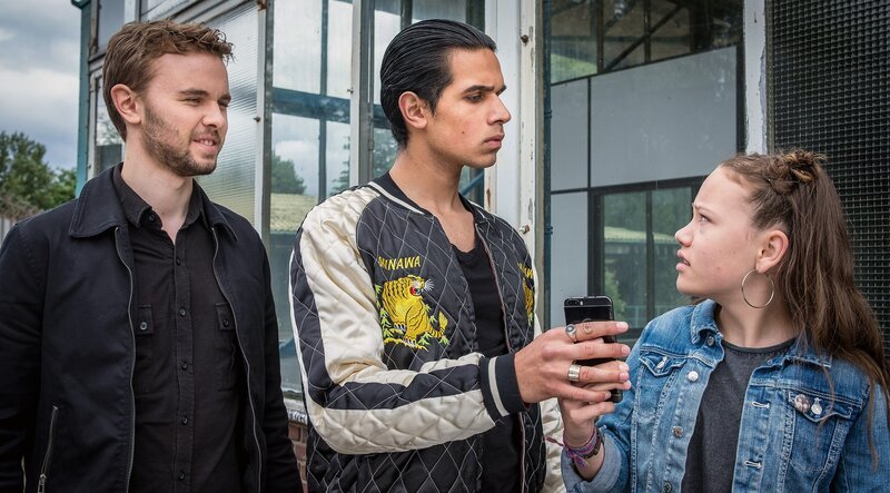 Moro (Skandar Amini, Mi.) und Kira (Ronja Levis) kennen sich. – Bild: NDR/​Boris Laewen