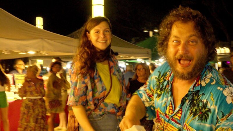 Dave – David Scheid,  Athena Lang (als Barbara). – Bild: ORF /​ Mutterschifffilm