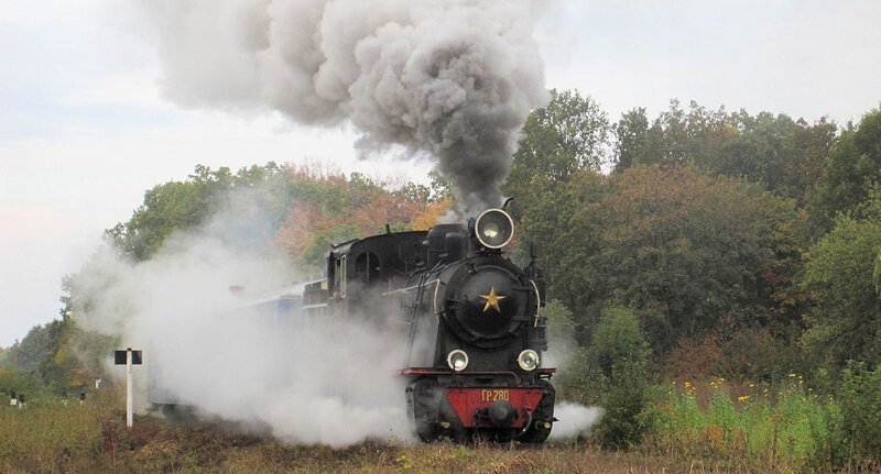 Die kleine Schmalspurlok wurde 1949 gebaut. Auf den sogenannten Südzufuhrbahnen transportierte sie früher Güter für die Landwirtschaft und für die damals hier angesiedelten Zuckerfabriken. Heute bringt sie die Reisenden von Rùdnycja nach Hajvoron. – Bild: ZDF und SWR.
