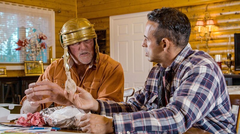 Waren die alten Römer schon lange vor den Wikingern in Nordamerika? Zwei Amateur-Historiker mit einer römischen Amphore, die Fischern vor der Küste Neufundlands ins Netz gegangen war. – Bild: NDR