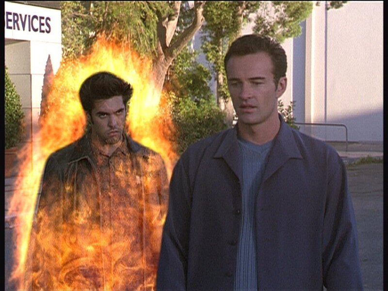 Das Böse erscheint in Gestalt von Shane (Jordan Bridges, l.), welches nun Cole (Julian McMahon, r.) töten möchte … – Bild: ATV2