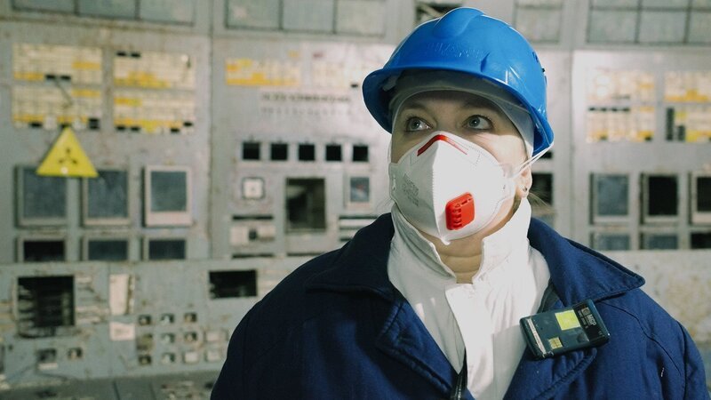 Kraftwerkmitarbeiterin. – Bild: SRF/​NZZ Format