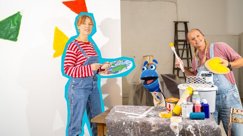 Bei SingAlarm wird es bunt! Singa und SingDing wollen streichen, doch es ist gar nicht so leicht sich für eine Farbe zu entscheiden. Zum Glück ist ANTE zu Besuch und hilft den beiden. – Bild: ZDF/​Tim Bornemann