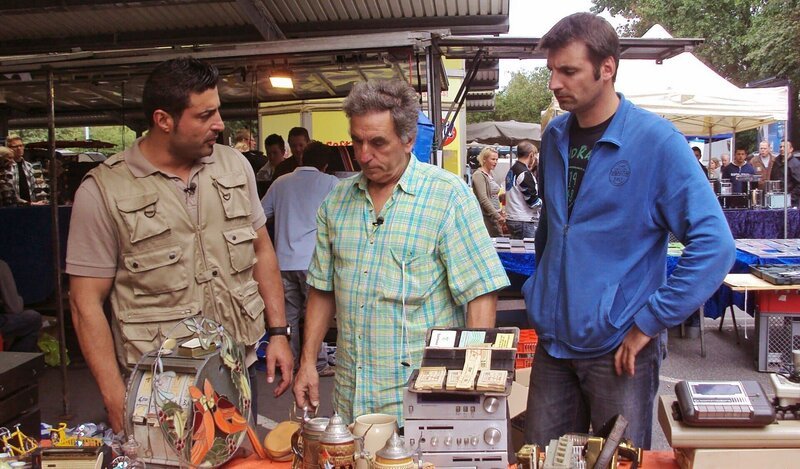 Trödelexperte Sükrü (li.) mit Peter und dessen Sohn Lars auf dem Flohmarkt. – Bild: RTL II