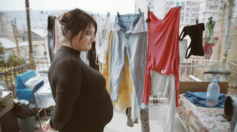Zhana trägt zum dritten Mal ein Kind für eine fremde Familie aus – als Leihmutter in Georgien. – Bild: MDR/​1991 Productions