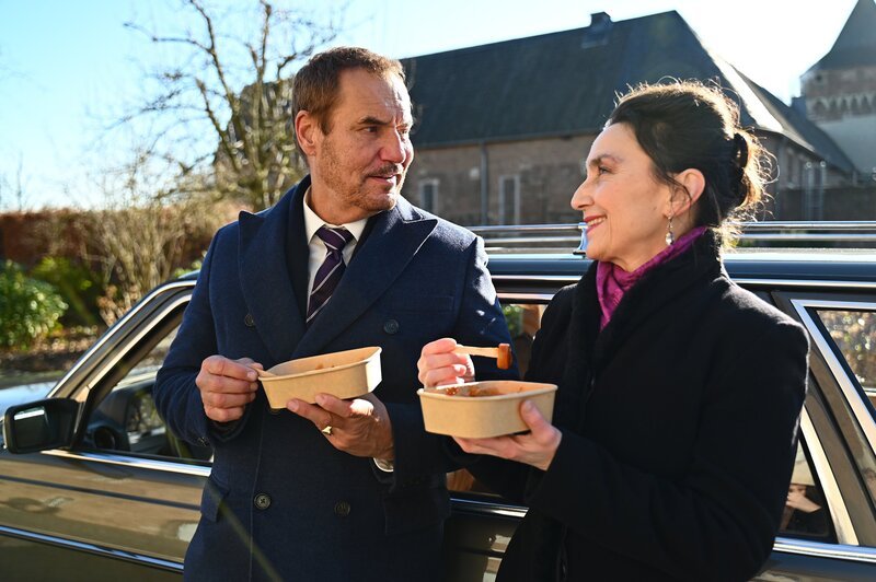 Richard (Silvan-Pierre Leirich) und Simone (Tatjana Clasing) genießen ihren Roadtrip. – Bild: @RTL