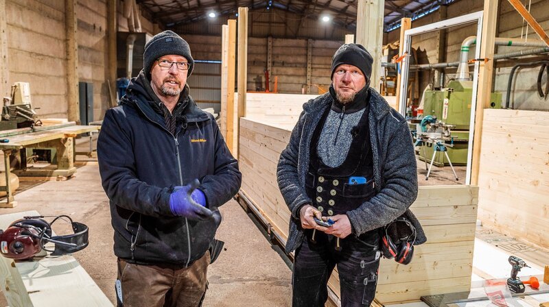 Andreas Härting und sein Kollege bauen in der Holzwerkstatt den Prototypen seines Tinyhouses. – Bild: NDR/​Udo Tanske/​Clipfilm