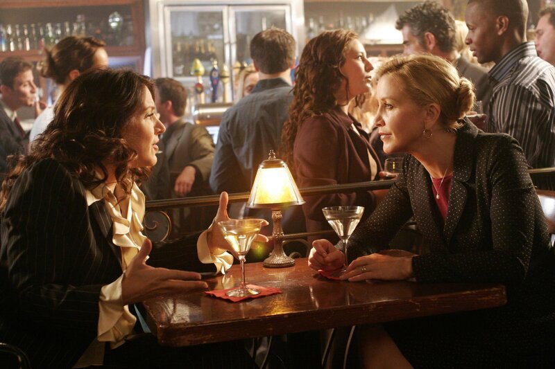 Lynette (Felicity Huffman, r.) hat endlich den Schlüssel gefunden, wie sie sich die „Verspannungen“ ihrer Chefin Nina (Joely Fisher, l.) lösen lassen: Sie braucht dringend einen Mann! – Bild: ABC, Inc.