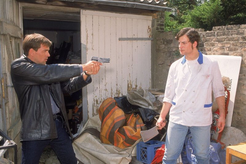 Kommissar Bonhoff (Wolfgang Krewe, li.) kann Thomas Stamm (Torben Liebrecht), der des Mordes verdächtigt wird, stellen. – Bild: RTL /​ Rolf Baumgartner