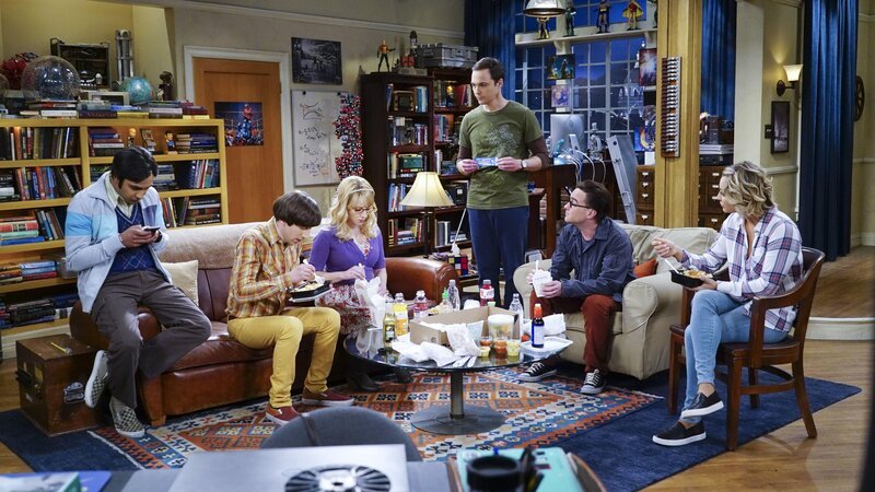 Planen ihren Thanksgivings-Tag: Howard (Simon Helberg, 2.v.l.), Bernadette (Melissa Rauch, 3.v.l.), Raj (Kunal Nayyar, l.), Sheldon (Jim Parsons, 3.v.r.), Leonard (Johnny Galecki, 2.v.r.) und Penny (Kaley Cuoco, r.) … – Bild: © 2015 Warner Brothers