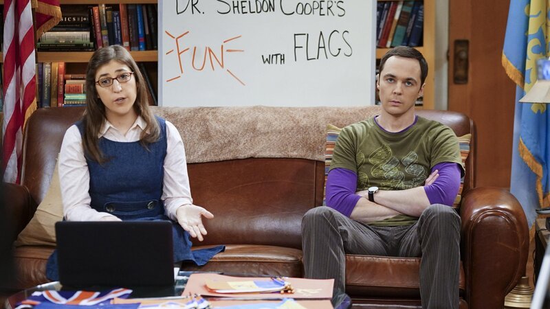 Was könnte schöner sein als den Valentinstag damit zu verbringen, eine Live-Ausgabe von „Fun with Flags“ zu moderieren? Amy (Mayim Bialik, l.) und Sheldon (Jim Parsons, r.) scheinen, den perfekten Plan für den romantischen Tag der Liebe zu haben … – Bild: © 2015 Warner Brothers