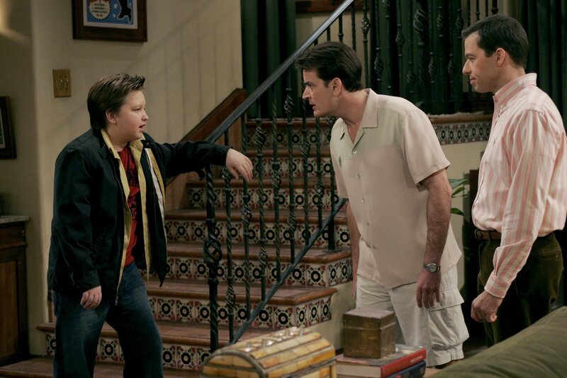 (v.l.n.r.) Jake Harper (Angus T. Jones); Charlie Harper (Charlie Sheen); Alan Harper (Jon Cryer) – Bild: Warner Bros. Entertainment, Inc.