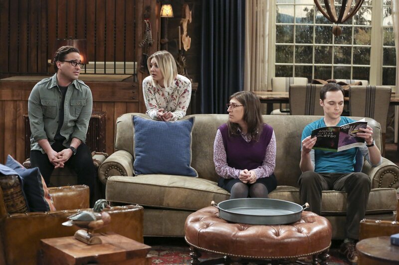 Leonard (Johnny Galecki, l.), Penny (Kaley Cuoco, 2.v.l.), Amy (Mayim Bialik, 2.v.r.) und Sheldon (Jim Parsons, r.) beschließen, übers Wochenende ins Grüne zu fahren. Doch als der Regen sie zwingt, in der Hütte zu verharren, kommt es zu Streitigkeiten … – Bild: © 2016 Warner Brothers