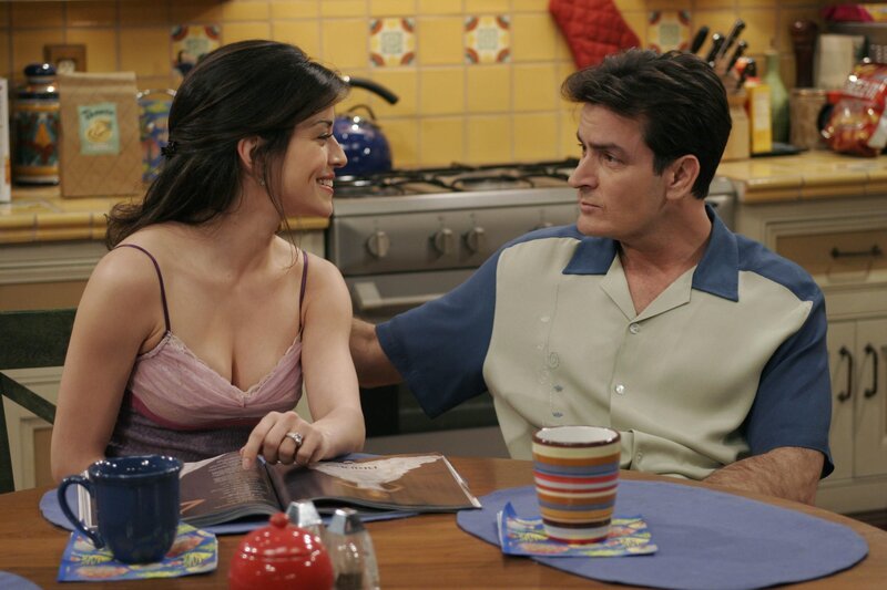 Mia (Emmanuelle Vaugier, l.); Charlie Harper (Charlie Sheen, r.) – Bild: Warner Bros. Entertainment, Inc.