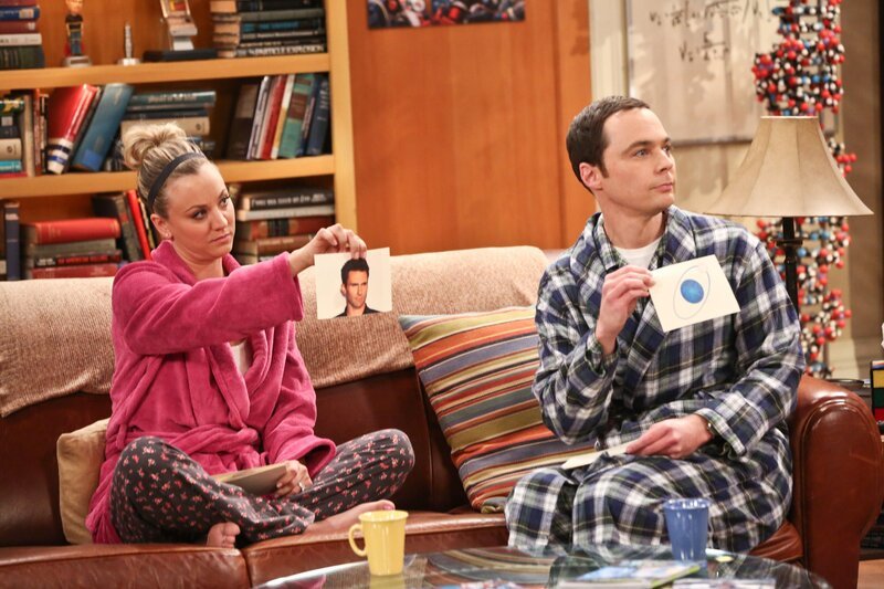 Leonard bittet Penny (Kaley Cuoco, l.) darum, seine Mutter vom Flughafen abzuholen. Er glaubt, die beiden könnten sich so näher kommen, doch das wird schwieriger als gedacht. Unterdessen bezahlt Sheldon (Jim Parsons, r.) Stuart dafür, dass er mit Amy shoppen geht … – Bild: © 2016 Warner Brothers