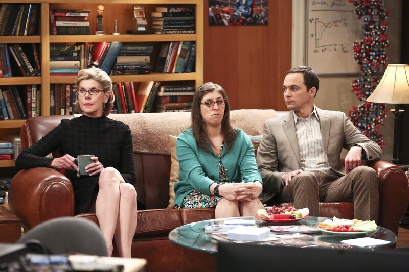 Weil Leonard und Penny noch einmal heiraten möchten, laden sie Leonards Eltern und Sheldons Mutter Mary zur Feier ein. Doch nicht nur Amy (Mayim Bialik, M.) und Sheldon (Jim Parsons, r.) bekommen daraufhin die Wut von Leonards Mutter Beverly (Christine Baranski, l.) zu spüren … – Bild: © 2016 Warner Brothers
