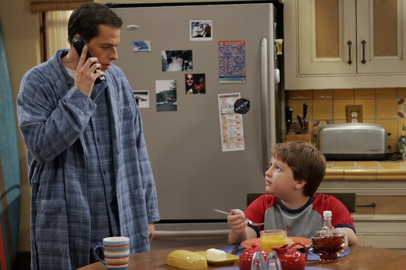 Jake (Angus T. Jones, r.) hat sich in seine Schulfreundin Wendy Cho verliebt und braucht deshalb von seinem Vater (Jon Cryer, l.) Geld für ein Geschenk … – Bild: Warner Brothers Entertainment Inc.