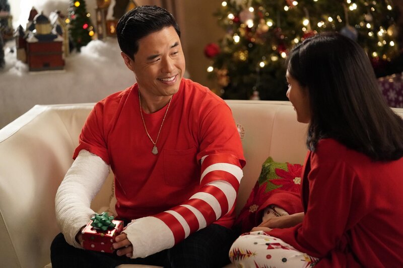 Louis Huang (Randall Park, l.); Jessica Huang (Constance Wu, r.) – Bild: American Broadcasting Companies. /​ Mitch Haaseth