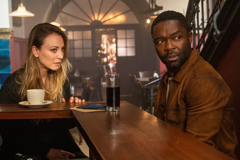 Emma Brackett (Kaley Cuoco, l.); Dave Brackett (David Oyelowo, r.) – Bild: STUDIOCANAL All Rights Reserved /​ Reiner Bajo