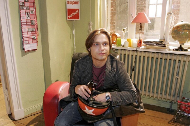 Bruno (Tim Sander) kommt in seinem WG-Zimmer an und gibt sich optimistisch. – Bild: SAT.1 /​ Noreen Flynn