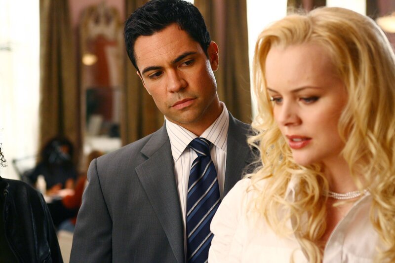 Bei seinen Recherchen stößt Scott (Danny Pino, l.) auf Linda (Brenda Wehle, r.) … – Bild: Warner Bros. Television